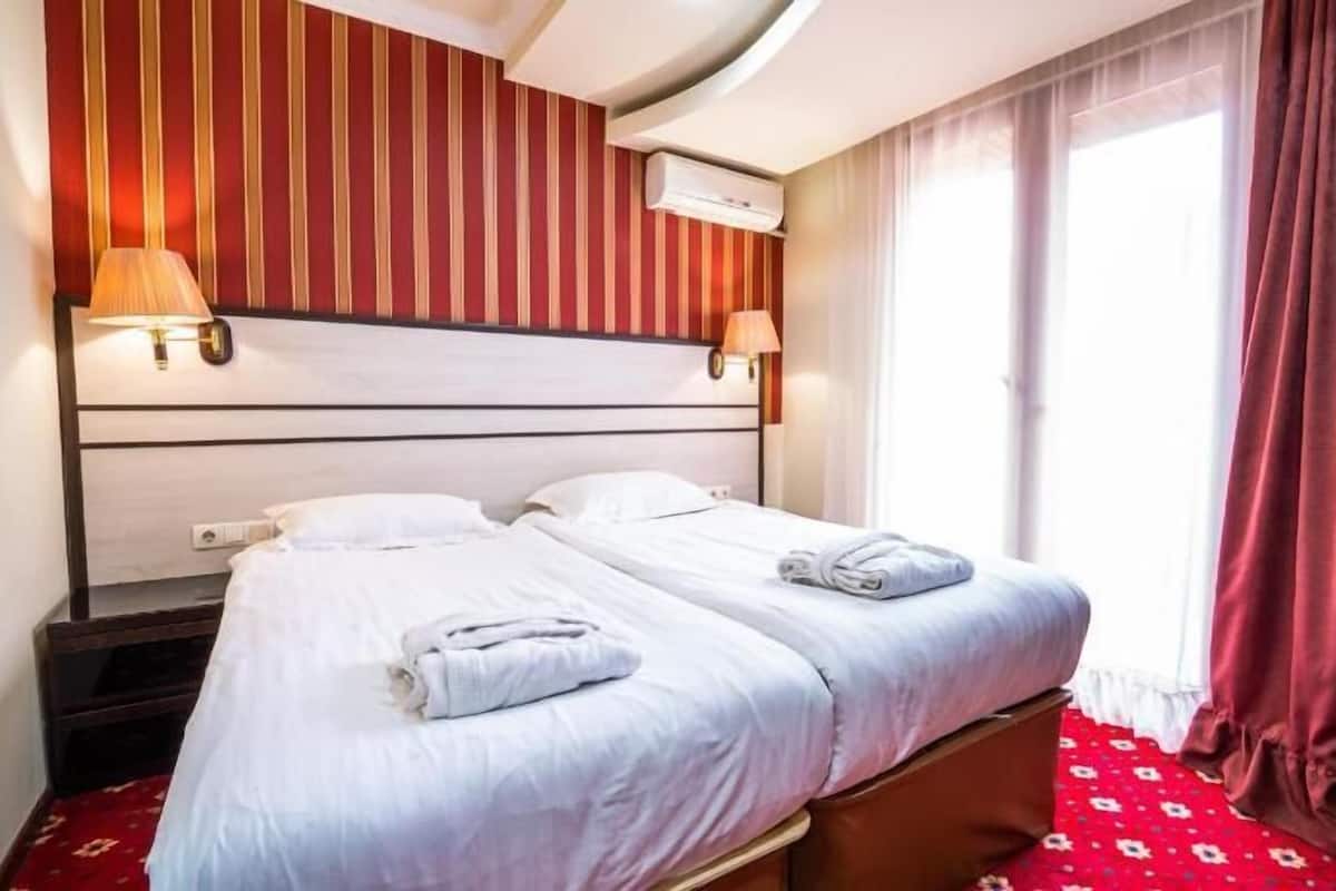 Minibar, coffre-fort, bureau, fer et planche à repasser