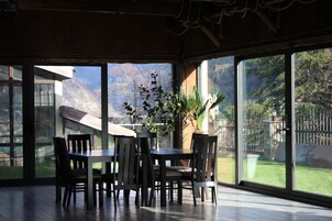 2 restaurantes; se sirve desayuno, almuerzo y cena