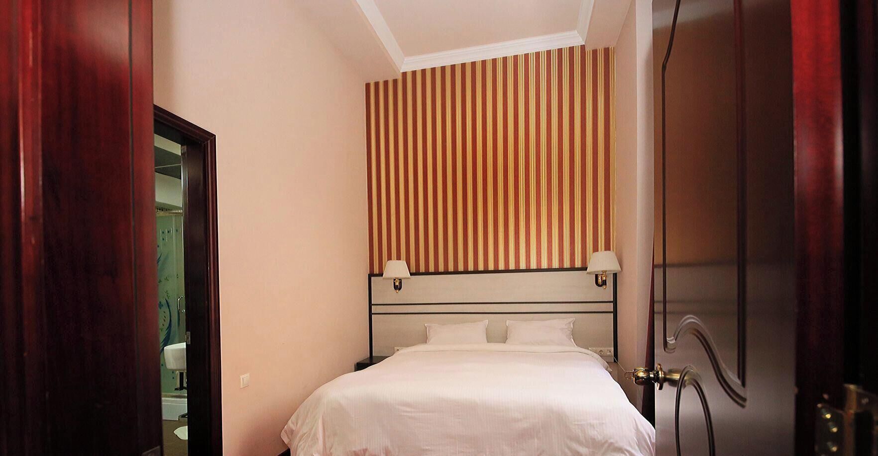 Minibar, in-room safe, desk, iron/ironing board