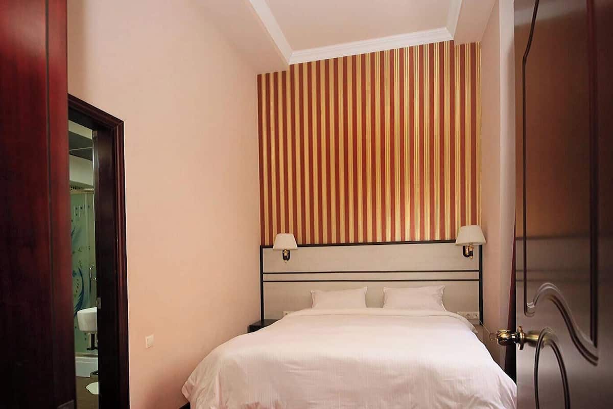 Minibar, coffre-fort, bureau, fer et planche à repasser