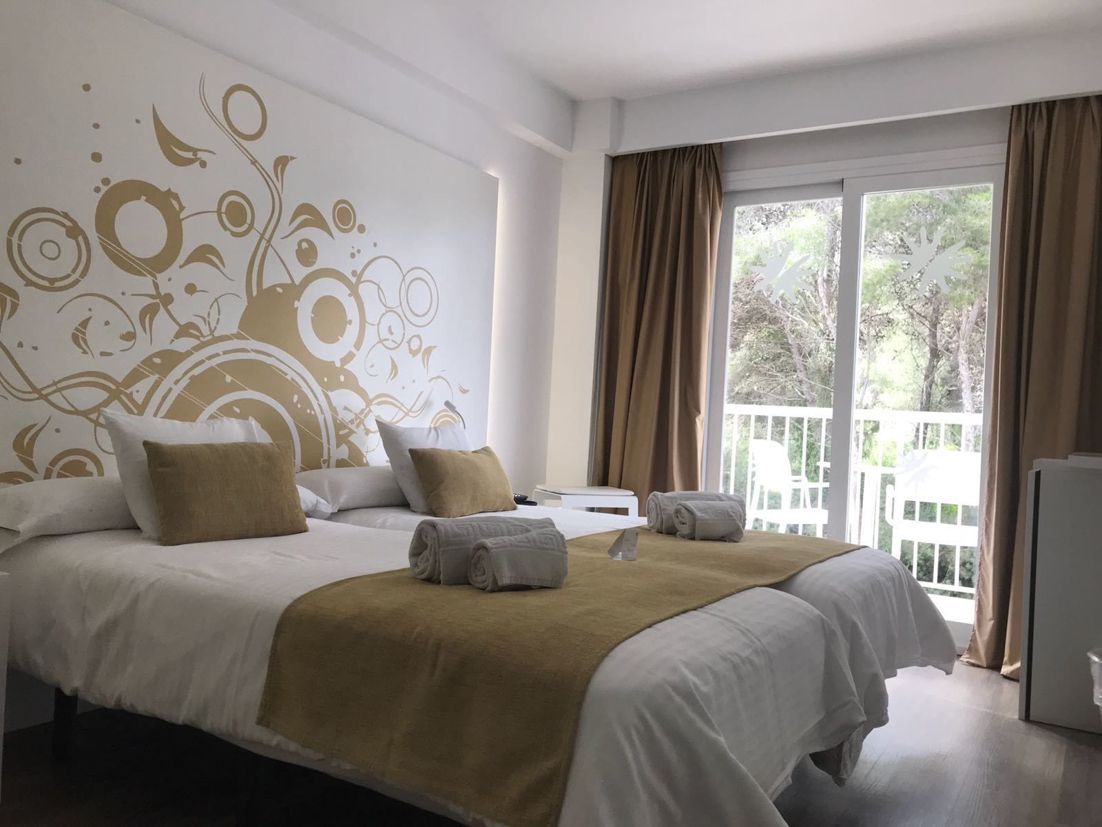 Minibar, escritorio, cortinas blackout y wifi gratis 