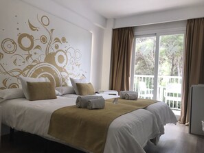 Habitación doble, balcón | Minibar, escritorio, cortinas opacas y wifi gratis