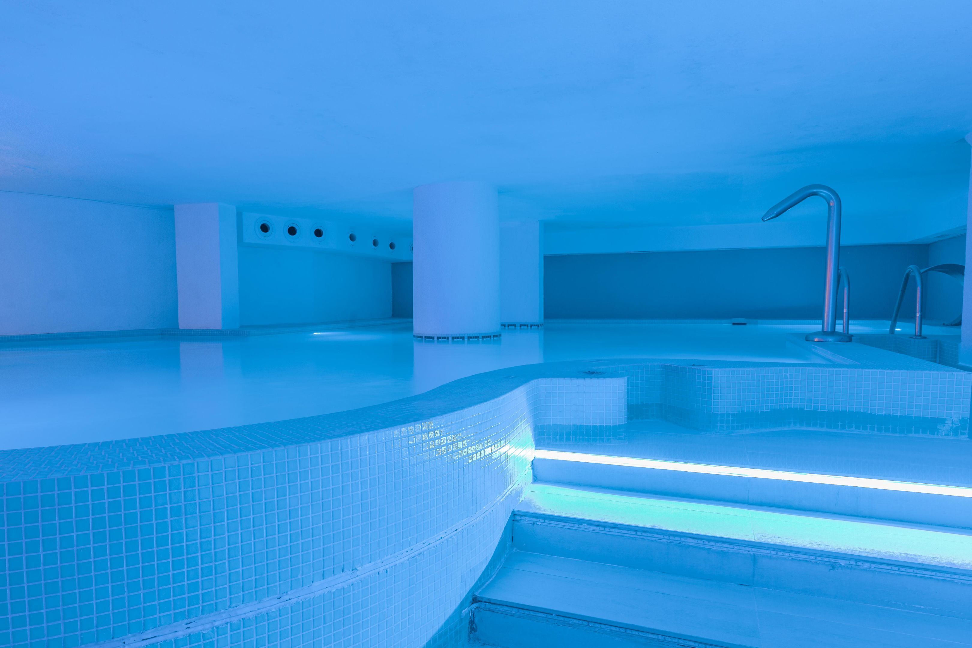 Sauna, bañera de hidromasaje, 1 sala de tratamientos 
