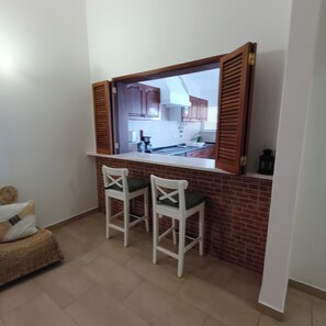 Departamento, 1 habitación, vista al jardín | Área de sala de estar | Televisión de pantalla plana de 24 pulgadas con canales por cable
