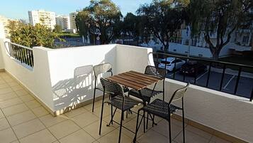 Departamento, 1 habitación, vista al jardín | Balcón