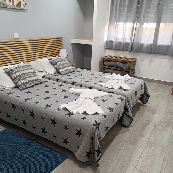 Habitación con 2 camas individuales, Terraza | Escritorio, cortinas blackout, insonorización y wifi gratis