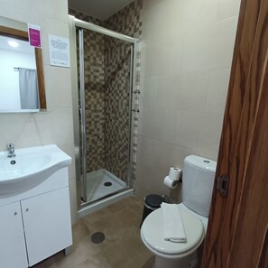 Habitación con 2 camas individuales, Terraza | Baño | Regadera, secadora de cabello, toallas 