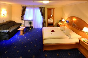 Superior Double Room | Peralatan tempat tidur premium, bar mini, peti besi dalam bilik, meja 