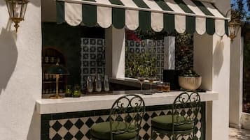 Bar junto a la piscina