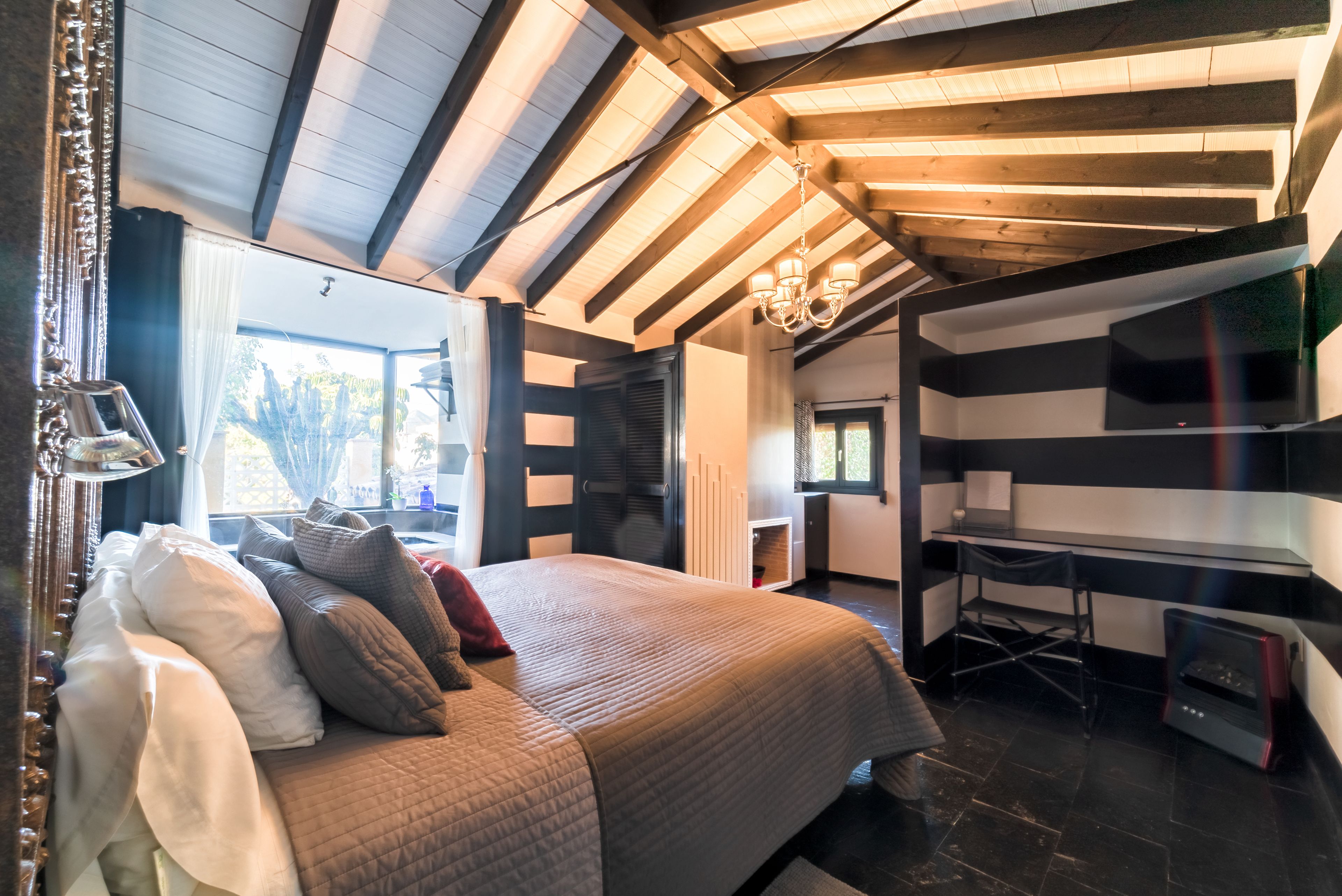 Tremannsrom – superior, terrasse, hageområde | Allergitestet sengetøy, memory foam-senger og safe på rommet