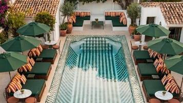 Piscina stagionale all'aperto, ombrelloni da piscina, lettini