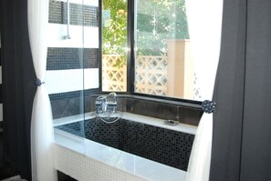 Chambre Triple Supérieure, terrasse, côté jardin | Salle de bain