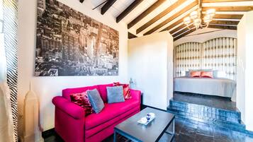 Superior driepersoonskamer, terras, tuin | Hypoallergeen beddengoed, bedden met traagschuimmatras