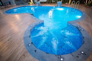 Una piscina al aire libre