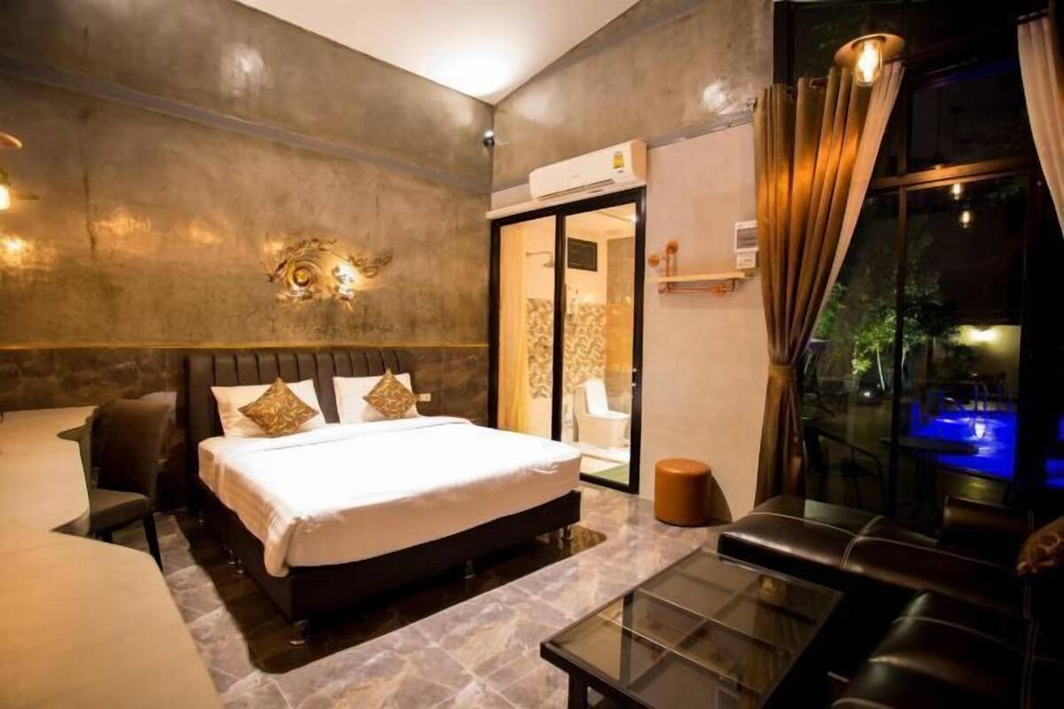 In-room safe, desk, soundproofing, free WiFi
