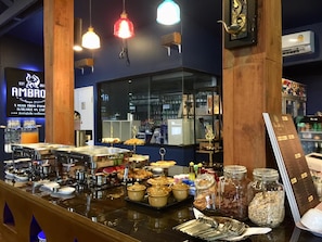 Sarapan prasmanan setiap hari dengan biaya tambahan
