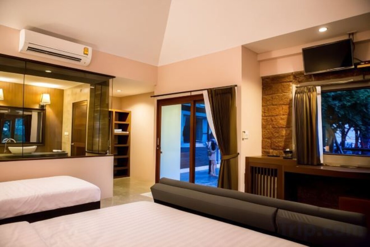 In-room safe, desk, soundproofing, free WiFi