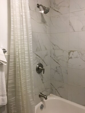 Habitación individual Premium, 1 habitación, cocina | Baño | Tina con regadera, amenidades de baño gratuitas, secadora de cabello