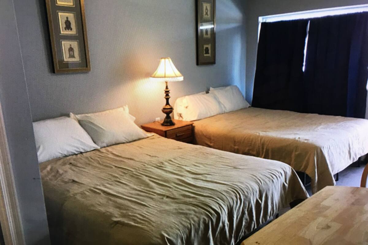 Comfort Single Room, 2 Queen Beds, Kitchen, Poolside | WiFi (free)