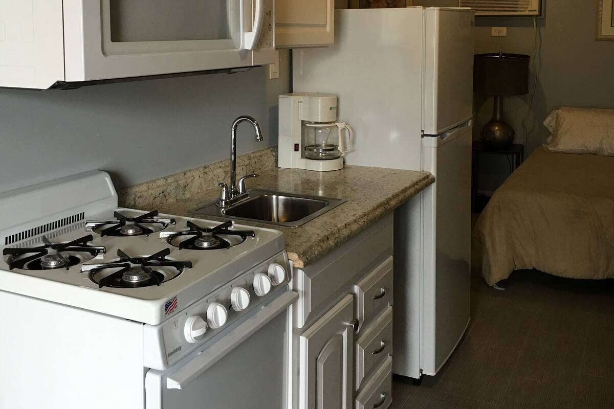 Deluxe Single Room, 1 Bedroom, Kitchenette, Poolside | Private kitchenette | Fridge, microwave