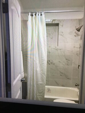 Standard Single Room, 1 Queen Bed | Bathroom | Combined shower/bathtub, free toiletries, hair dryer, towels