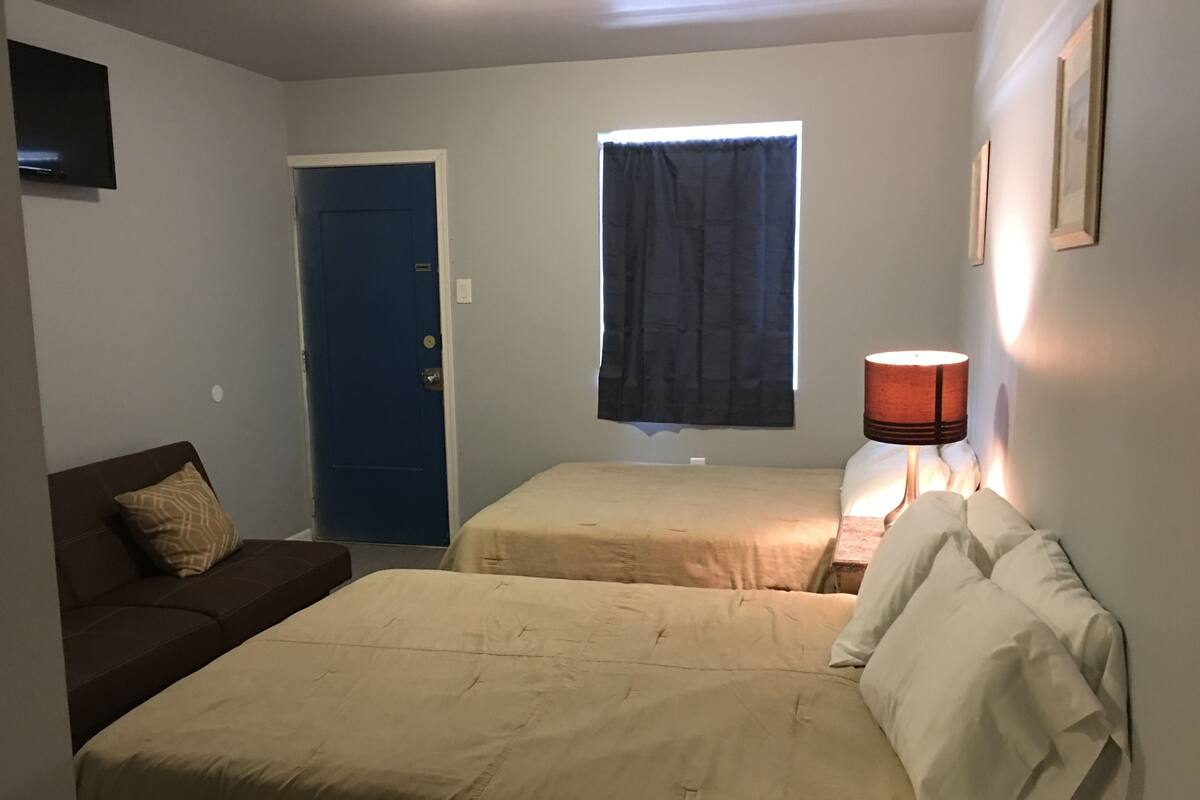 Signature Single Room, 1 Bedroom, Refrigerator & Microwave, Poolside | Microwave