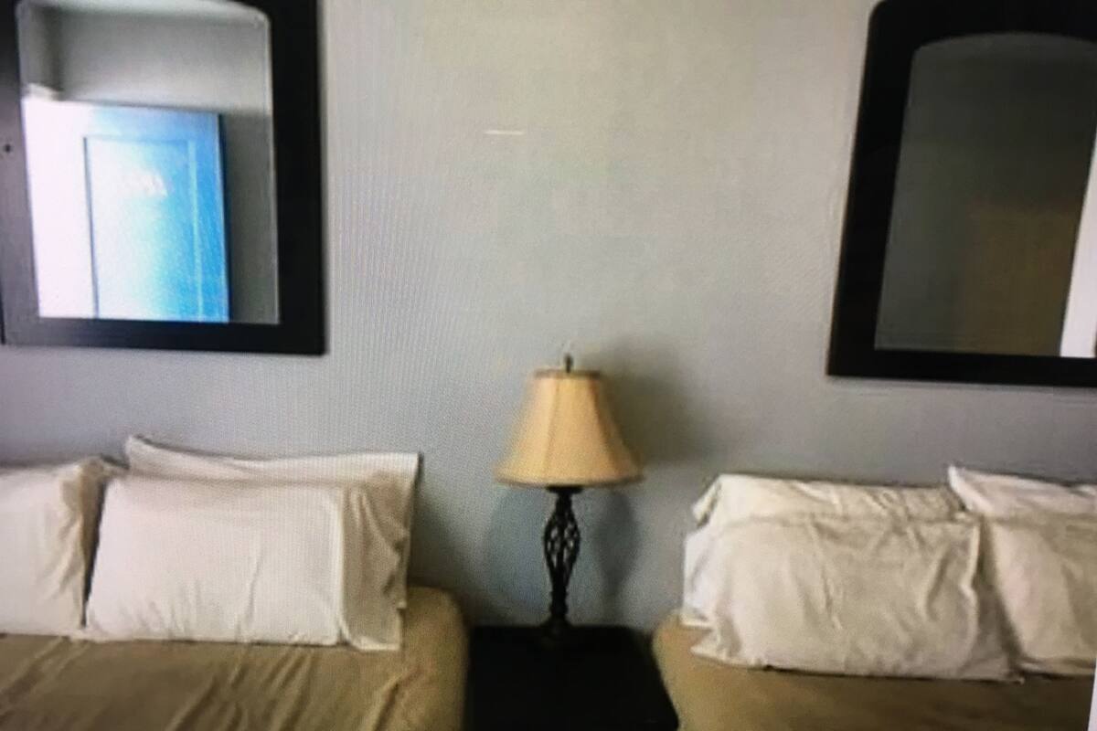 Economy Single Room, 2 Queen Beds | WiFi (free)