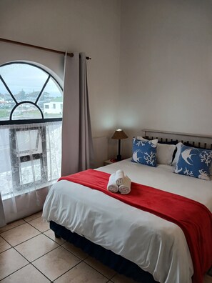 Comfort Apartment, 2 Bedrooms, Non Smoking, Ocean View - Oom Piet Self Catering Accomodation (Gansbaai)
