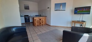 Habitación Confort doble, 1 habitación, no fumadores, vistas a la ciudad | Sala de estar | Una televisión LED