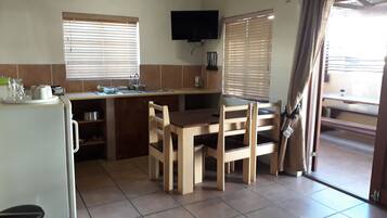 Jääkaappi, mikroaaltouuni, vedenkeitin