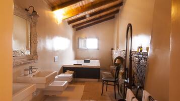 Deluxe-Zimmer, 1 King-Bett und Schlafsofa, Gartenblick | Badezimmer | Dusche, kostenlose Toilettenartikel, Hausschuhe, Bidet