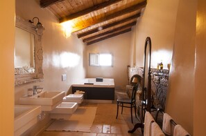 Quarto luxo, 1 cama King e sofá-cama, vista para o jardim | Banheiro | Chuveiro, produtos de toalete grátis, chinelos, bidê