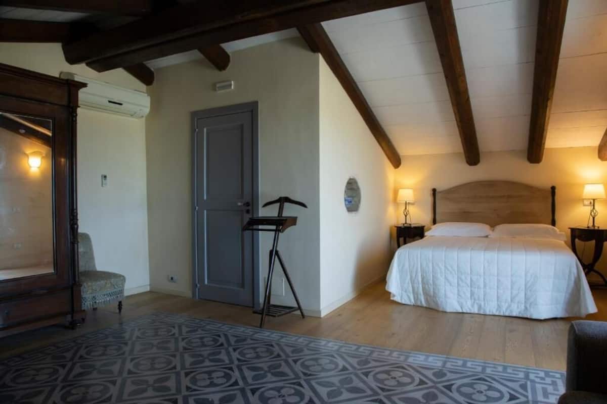 WiFi (free), bed sheets