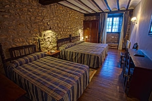 Desk, cots/infant beds - Hotel Altamira (Santillana del Mar)