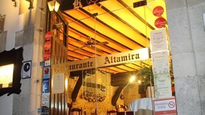 Entrada a un restaurante con un letrero que dice 'Restaurante Altamira'.