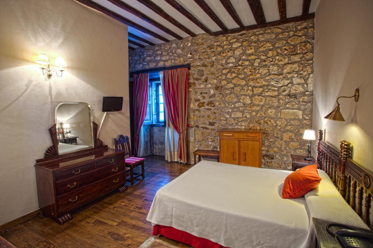 desk, cots/infant beds