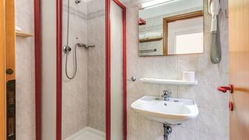 Baignoire relaxante profonde, articles de toilette gratuits