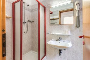 Komfortbadewanne, kostenlose Toilettenartikel, Haartrockner, Handtücher