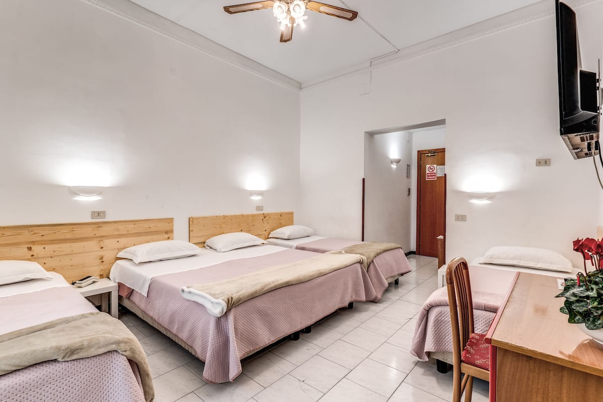 Vierpersoonskamer, 1 slaapkamer | 1 slaapkamer, luxe beddengoed, een kluis op de kamer, een bureau