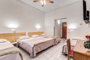 Vierbettzimmer, 1 Schlafzimmer | 1 Schlafzimmer, hochwertige Bettwaren, Zimmersafe, Schreibtisch