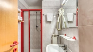 Une salle de bain moderne équipée d’une douche, d’un lavabo et de toilettes.