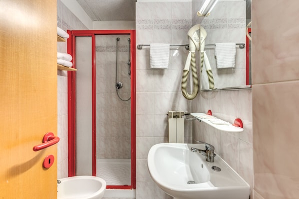 A modern bathroom with a shower, a sink, and a toilet. - Hotel Altavilla 9 (Rome)