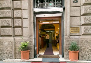 Front of property - Hotel Altavilla 9 (Rome)