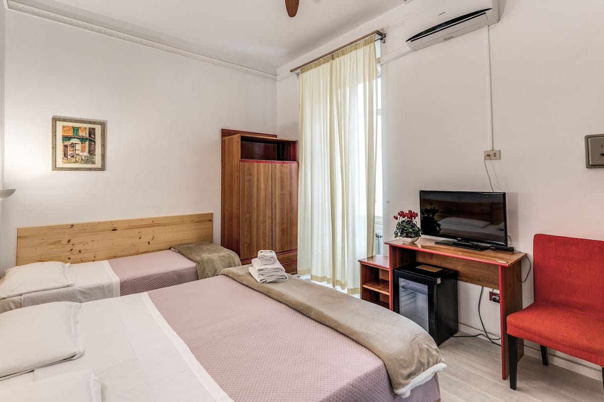 Driepersoonskamer | 1 slaapkamer, luxe beddengoed, een kluis op de kamer, een bureau