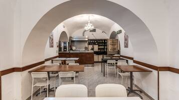 Petit déjeuner continental (8 EUR par personne)