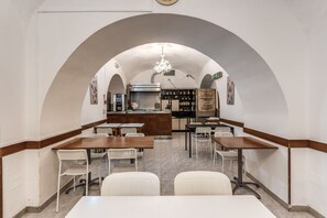 Tägliches kontinentales Frühstück (8 EUR pro Person)