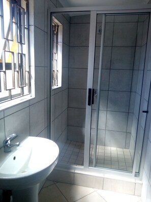 Self Catering (7) | Badkamer | Een douche, badjassen, handdoeken