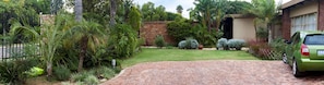 View from property - Rest a While Guest House (Pretoria)