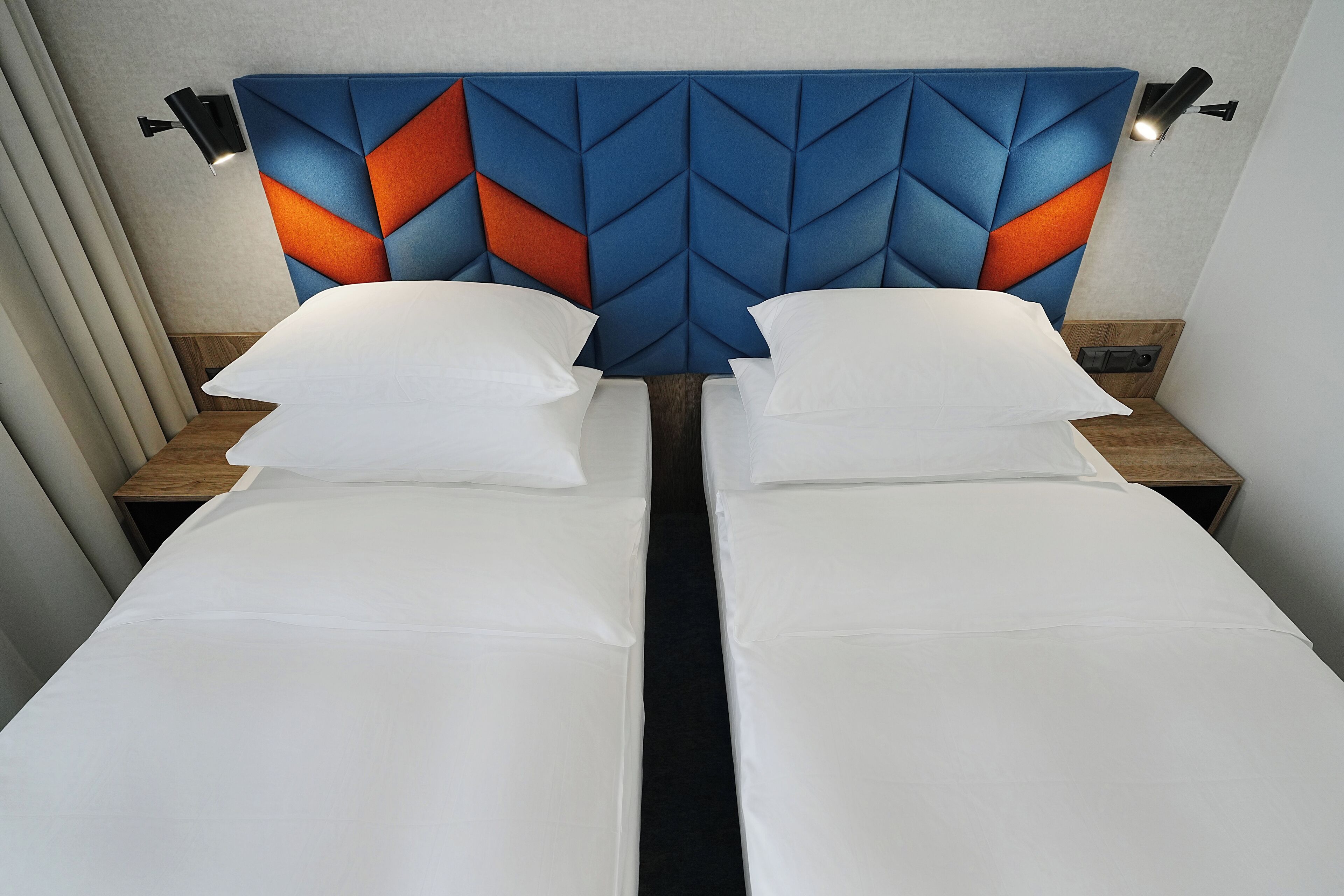 twin room (twin ) | in-room safe, desk, soundproofing, iron/ironing board