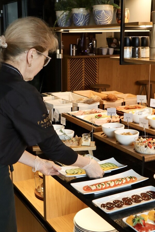 Breakfast and dinner served, international cuisine